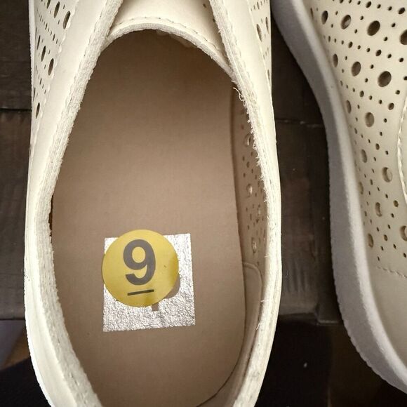 DV Dolce Vita Women’s Sneaker Size 9 Perforated Beehive Bee Butterfly Ladybug - Picture 6 of 8